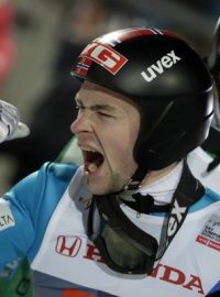 Norský skokan  na lyžích Anders Jacobsen emotivně slaví své vítězství v Oberstdorfu