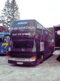 Kromě Kanaďanů si dopřává pohodlí luxusního autobusu už jen Nor Northug