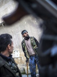 Vojáci Syrské svobodné armády v Aleppu