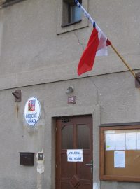 Volební místnost v Libenicích u Kolína