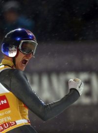 Rakouský skokan na lyžích Gregor Schlierenzauer oslavuje vítězství v Turné čtyř můstků.