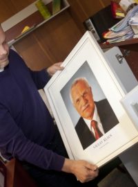 Starosta Želechovic nad Dřevnicí Michal Špendlík ukládá do skříně portrét prezidenta Klause. Sundal ho na protest proti amnestii.