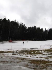 Horní Vltavice; sjezdovka; lyžaři; hory; sníh; zima; lyžování; Šumava; svah; vlek