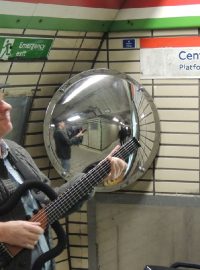 Kytarista Paul z Tottenham Court Road v londýnském metru