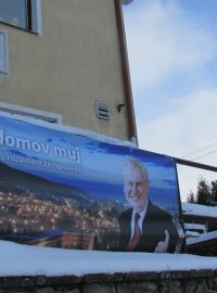 Zemanův předvolební plakát v trvalé bydlišti kandidáta na prezidenta, obci Nové Veselí na Vysočině