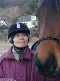 Třiašedesátiletá Jiřina miluje jízdu na koních