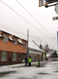 Kvůli propadu vozovky byla přeložena i trolejbusová zastávka