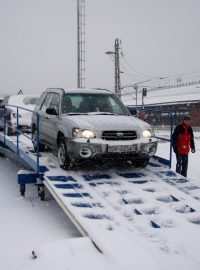 Vozidla se na autovlak nakládají na terminálu u Italské ulice