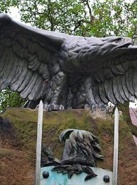 Z pomníku obětem prusko-rakouské války v obci Václavice ukradl neznámý pachatel plastiku orlice