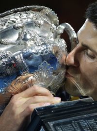 Tenista Novak Djoković líbá trofej pro vítěze Australian Open