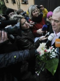 Miloš Zeman odjíždí v doprovodu ochranky po čtyřdenním odpočinku ze své chalupy v Novém Veselí na Žďársku do Prahy.