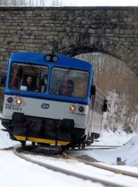 Vlak na obnovené trati ze stanice Červený Potok. Po více než roční pauze se vrátily vlaky na železniční trať Dolní Lipka – Hanušovice