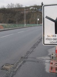 Na trase Vrané nad Vltavou - Zbraslav hrozí zřícení skály. První značka upozorňující na objížďku je už na mostě ve Zbraslavi.