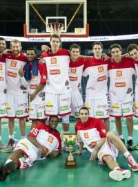Basketbalisté Nymburka pózují s pohárem pro vítěze Českého poháru