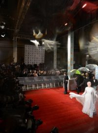 Helen Mirrenová pózuje před udělováním cen v londýnské královské opeře