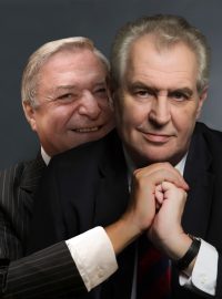 Miloš Zeman v objetí lobbisty Miroslava Šloufa, od kterého se ale distancoval