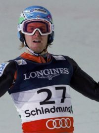 Ted Ligety v cíli superkombinačního slalomu ve Schladmingu