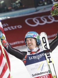 Americký lyžař Ted Ligety slaví druhé vítězství na mistrovství světa ve Schladmingu