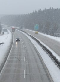 Mokrá silnice. Dálnice D1 u Velkého Beranova na Vysočině