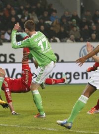Útočník Bayernu Mario Mandžikič (v červeném) právě střílí přes hlavu gól do sítě Wolfsburgu. Tomu nezabránil ani jeho nejbližší obránce Jan Polák (vlevo)