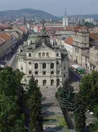 Košice (pohled na budovu Státního divadla a historické centrum města)