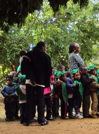 Školáci na výpravě v safari parku na kraji Harare