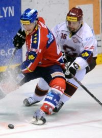 Utkání 51. kola hokejové extraligy mezi HC ČSOB Pojišťovna Pardubice a HC Sparta Praha, hrané v neděli 24. února v Pardubicích. Zleva Jan Buchtele z Pardubic a Petr Gřegořek ze Sparty Praha.