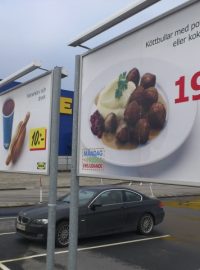 Reklama na knedlíčky Ikea na parkovišti u obchodního domu IKEA v Malmö ve Švédsku – ilustrační foto