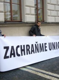 Muži s transparentem před radnicí v České Lípě