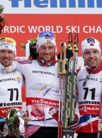 Stupně vítězů na MS v klasickém lyžování po závodu na 15 km volnou technikou. Zleva Švéd Olsson a Norové Northug a Gjerdalen