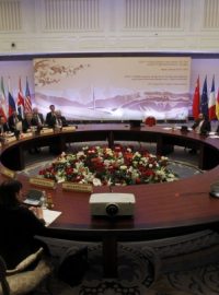 Konference zástupců Íránu a představitelů skupiny 5+1, tedy Spojených států, Velké Británie, Francie, Číny, Ruska a Německa v kazašském Almaty