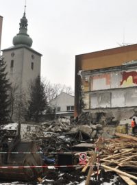 Demolice domu poničeného výbuchem ve Frenštátě pod Radhoštěm