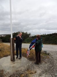 Tim a Jan Millerovi vztyčují falklandskou vlajku u svého domu ve Stanley