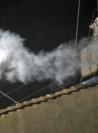 Bílý kouř stoupající z komína Sixtinské kaple oznamuje, že kardinálové vybrali nového papeže