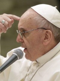 Papež František se poprvé setkal s novináři
