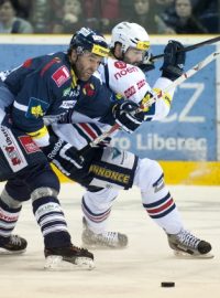 Utkání hokejové extraligy, skupina o udržení, 5. kolo, Bílí Tygři Liberec - Piráti Chomutov 17. března v Liberci. Liberecký útočník Petr Nedvěd (vlevo) a útočník Chomutova Marek Sikora.