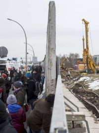 Vlevo protestující dav proti ničení dalších částí East Side Gallery, vpravo zahájení výstavby luxusní rezidence