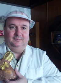 Majitel rakouské rodinné čokoládovny Roman Hauswirth s velikonočním zajícem v novém obalu