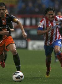 Radamel Falcao (vpravo) zařídil v Primera División Atlétiku Madrid v utkání s Valencií aspoň bod