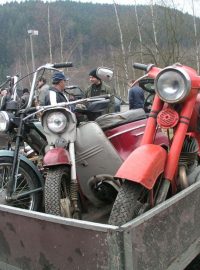 Milovníci historických motorových vozidel na Karlovarsku vstoupili o víkendu do nové motoristické sezóny burzou