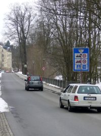 Česká ulice v německém Sebnitz. Tam se bude opravovat především opěrná zeď zničená povodní 2010