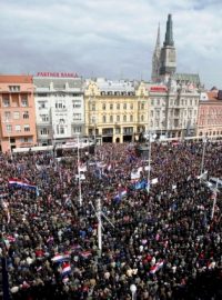 Na 20 tisíc Chorvatů demonstrovalo v centru Záhřebu proti zavádění cyrilice.