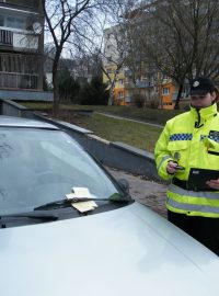 Strážnice městské policie při udílení pokuty