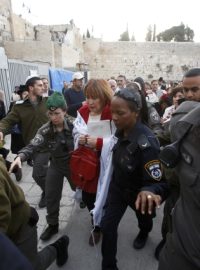 U jeruzalémské Zdi nářků musela opět zasahovat policie. Ženy zdi zatkla pro zahalení do talitu i hlasité modlení (ilustrační foto)
