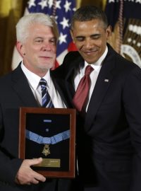 Americký prezident Barack Obama předal Medaili cti udělenou in memoriam Emilu Kaplanovi do rukou jeho synovce Raye Kapauna. 11. 4. 2013