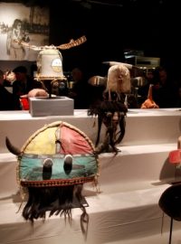 Masky amerických indiánů se draží na aukci v Paříži