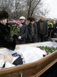 Matka Sergeje Magnického truchlí nad synovou rakví. Pohřeb ruského právníka, který upozornil na korupci, se konal v listopadu 2009 (archivní foto)
