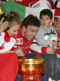 Fernando Alonso (uprostřed) slaví své vítězství ve Velké ceně Číny