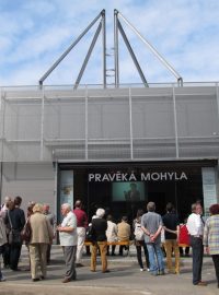 Expozice Pravěké mohyly v centru Nymburka