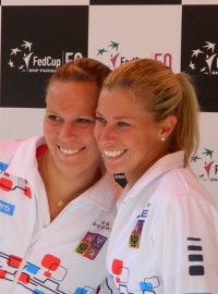 Lucie Hradecká (vlevo) s Andreou Hlaváčkovou před fedcupovým semifinále v italském Palermu